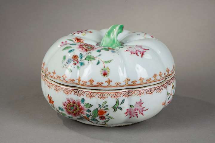 Rare box porcelain Famille Rose  - Fruit shape